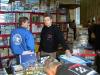 Der Verkaufsstand von TOM mit Torsten Ott rechts.