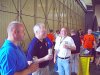 die Spender in Orange sind aus Tschechien, davor Volker mit Modellbauern aus dem Vereinigten K&ouml;nigreich beim Verkosten
