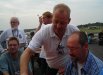 Zum Samstag Abend, als die Besucher gegangen waren, ging es dann zum gem&uuml;tlichen Teil &uuml;ber. Phil verteilt hier gerade etwas zum Anstossen auf 40 Jahre IPMS Deutschland